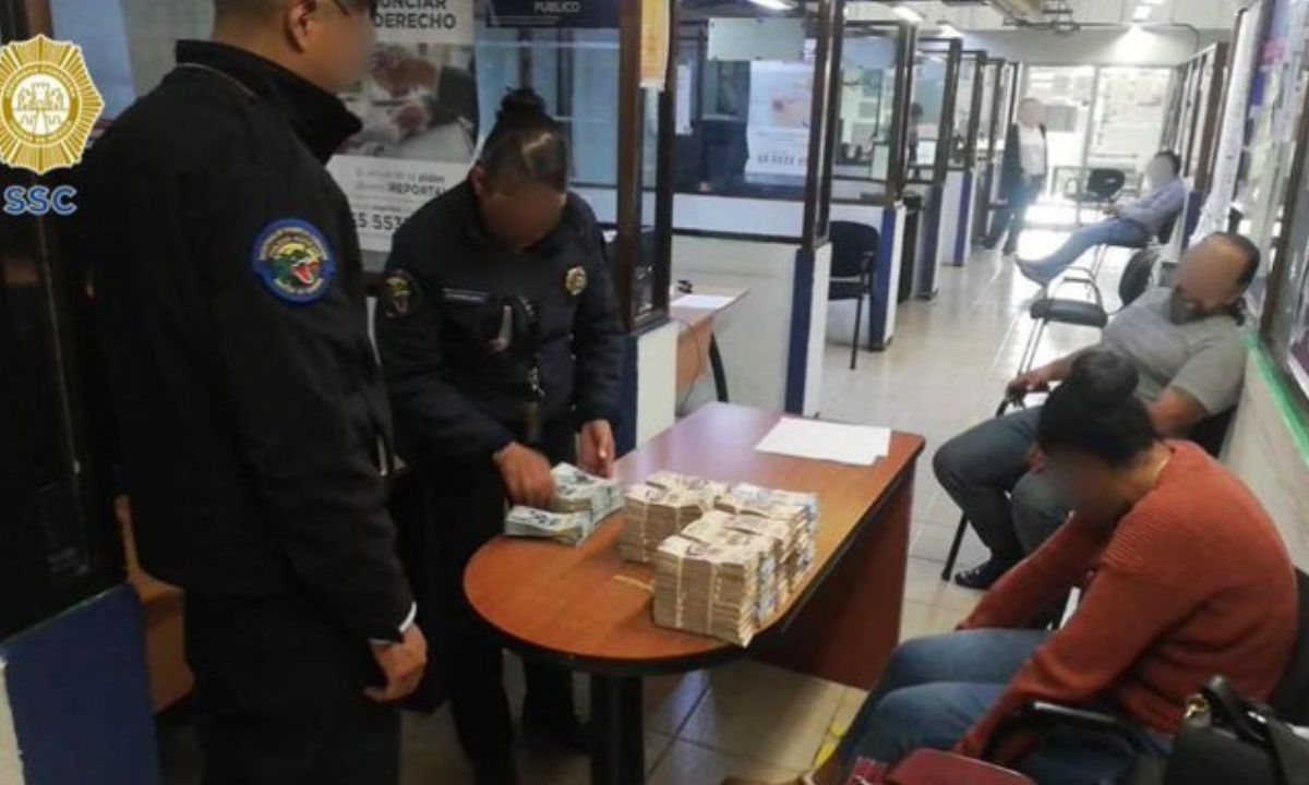 Una mujer fue detenida en el AICM por tener maletas con más de cinco millones de pesos e intentar huir.