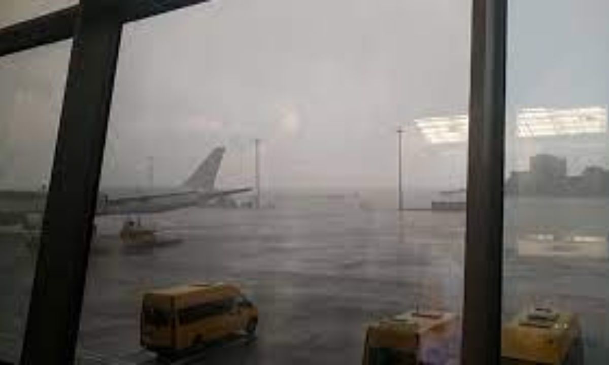 Ante fuertes lluvias y por seguridad detienen temporalmente aterrizajes y despegues en el AICM