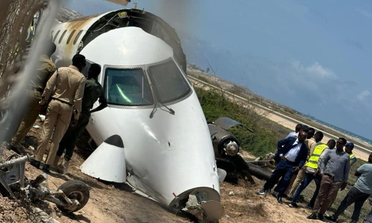 Un avión en Somalia se estrelló contra uno de los muros de la pista tras realizar un aterrizaje de emergencia