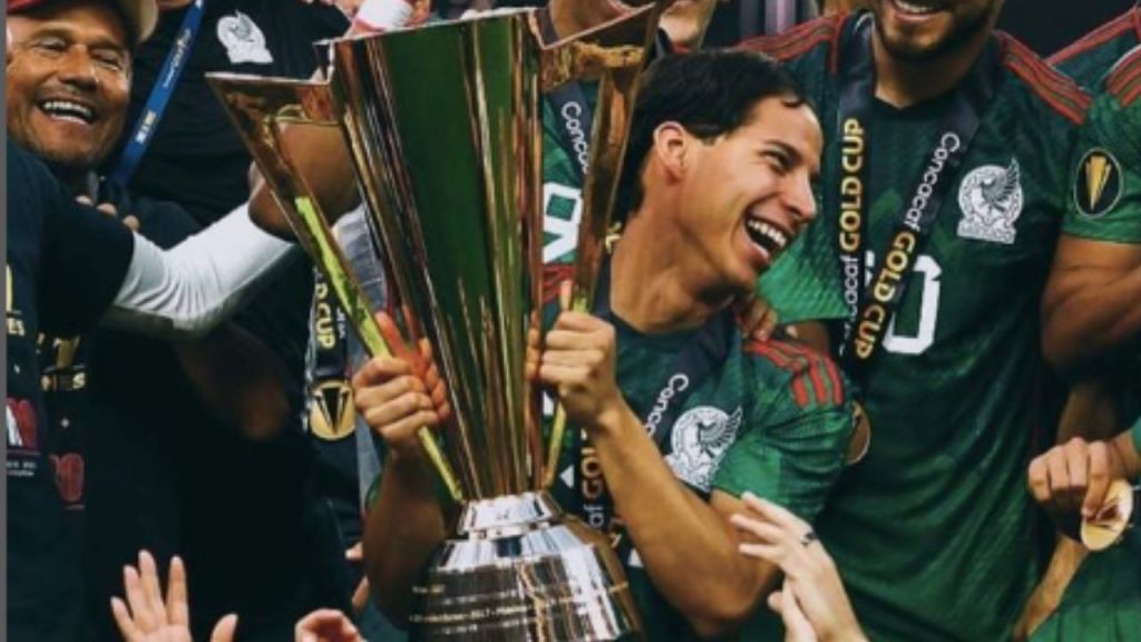 Foto:Instagram/@diego_lainez|"Disfrutemos" Diego Lainez arremete contra Martinoli tras crítica por ser campeón de la Copa Oro