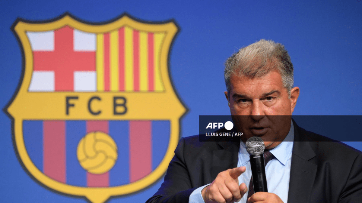 Foto: AFP | Joan Laporta, presidente del Barcelona, dio a conocer que el club tiene una deuda de 30 millones de dólares con el argentino.