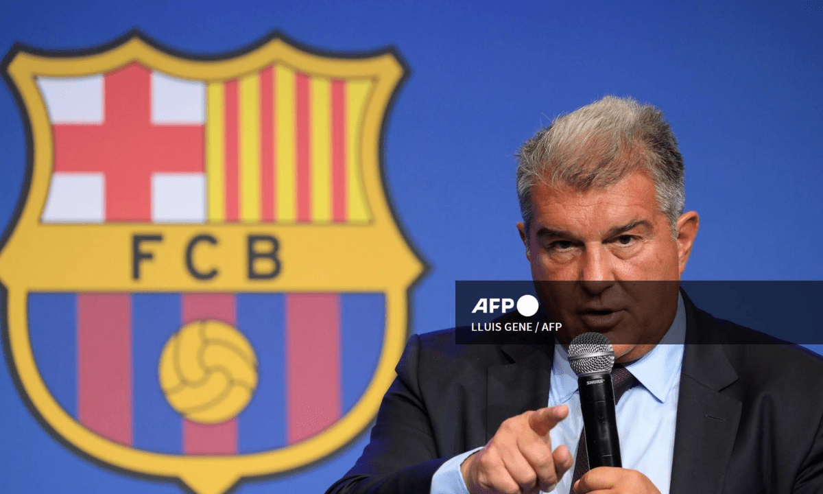 Foto: AFP | Joan Laporta, presidente del Barcelona, dio a conocer que el club tiene una deuda de 30 millones de dólares con el argentino.