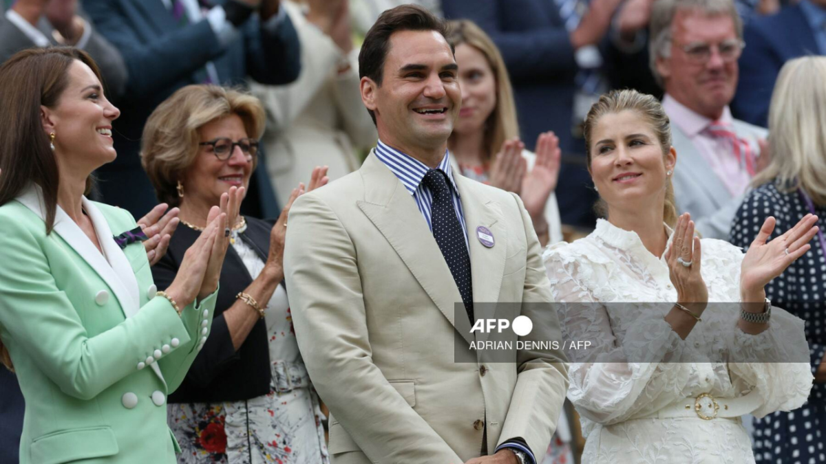 Foto: AFP | Roger Federer fue homenajeado con varios minutos de aplausos antes del inicio de la segunda jornada de Wimbledon en Inglaterra.