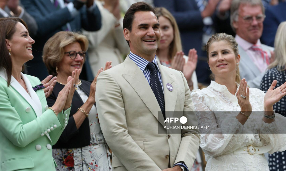 Foto: AFP | Roger Federer fue homenajeado con varios minutos de aplausos antes del inicio de la segunda jornada de Wimbledon en Inglaterra.