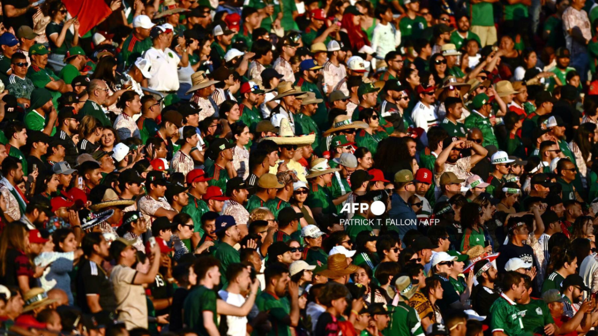 Foto: AFP | Durante el juego entre México y Qatar de la Copa Oro, un aficionado fue apuñalado en las gradas del estadio en Santa Clara, California.