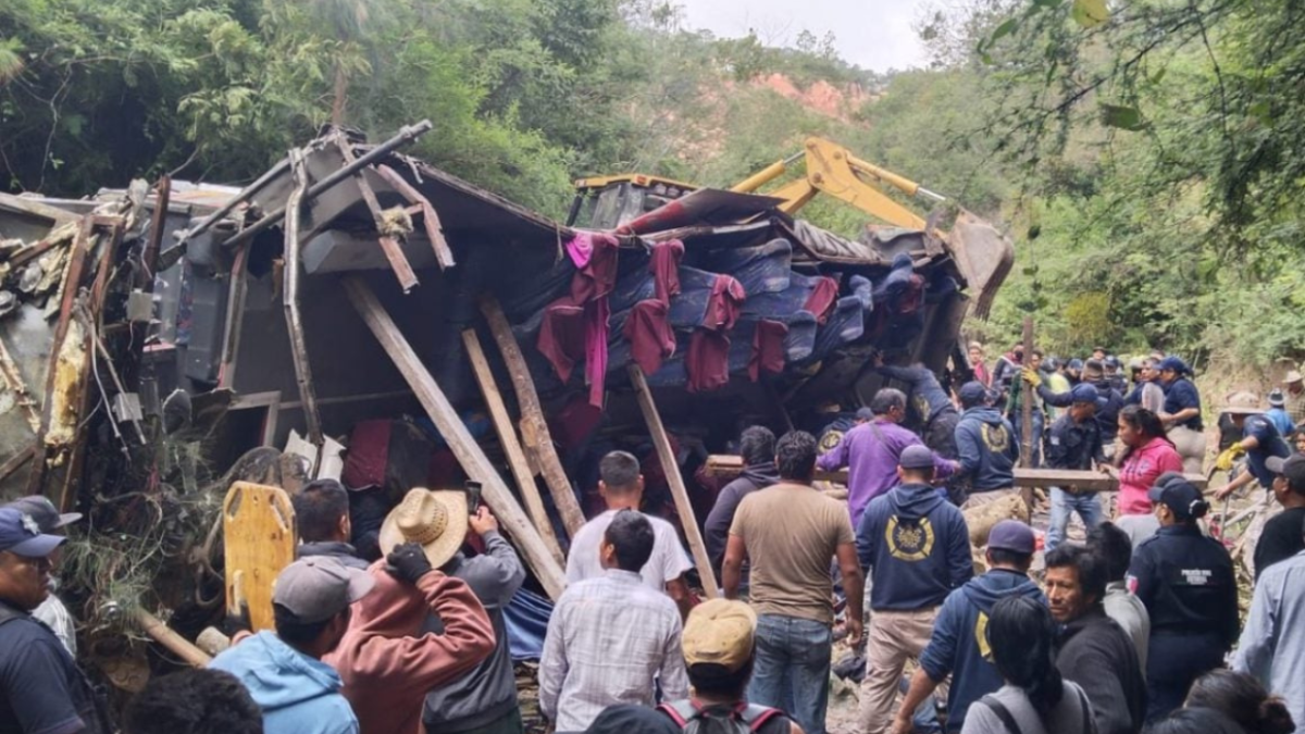 Foto: Quadratín | Subió a 27 víctimas mortales el terrible accidente provocando por un camionazo en la zona de la mixteca en Oaxaca.