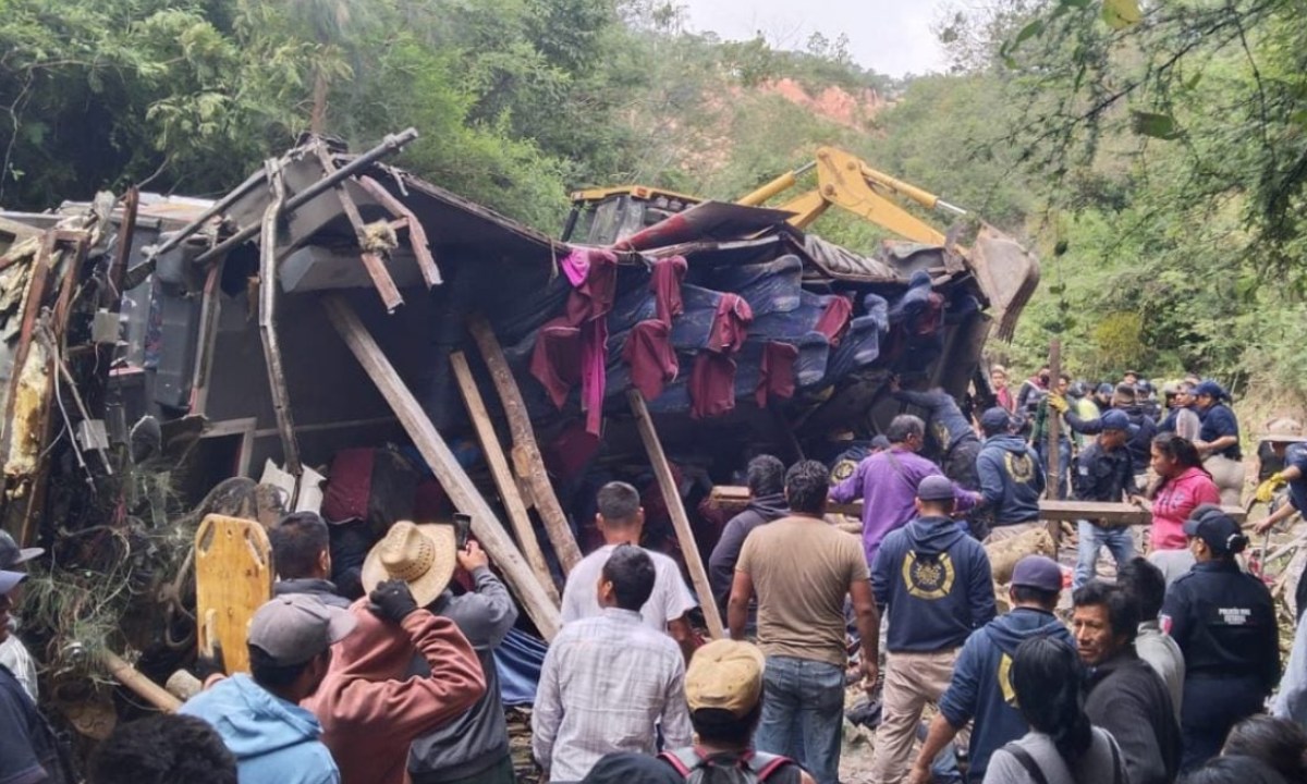 Foto: Quadratín | Subió a 27 víctimas mortales el terrible accidente provocando por un camionazo en la zona de la mixteca en Oaxaca.