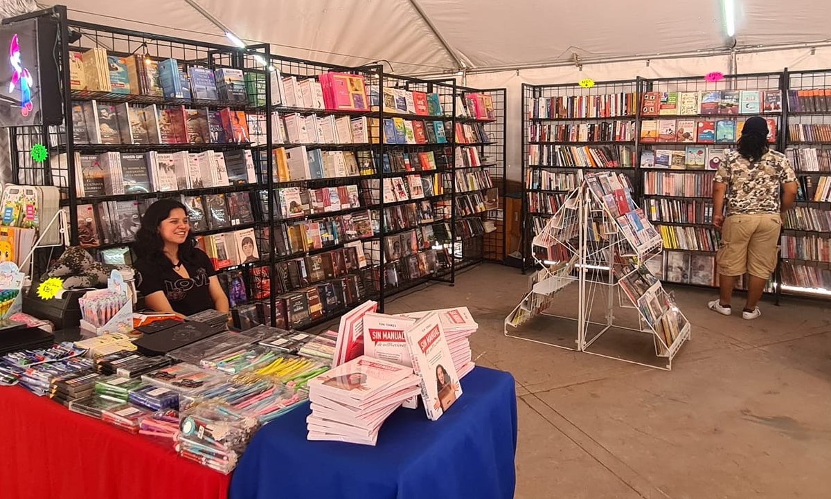 Una vendedora de libros en la Feria Internacional del Libro de Cuernavaca