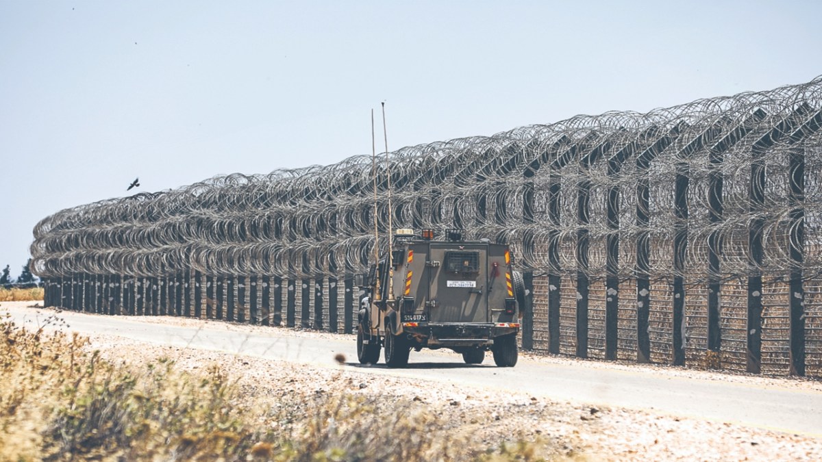 Un vehículo militar israelí patrullaba ayer a lo largo de la frontera con Siria