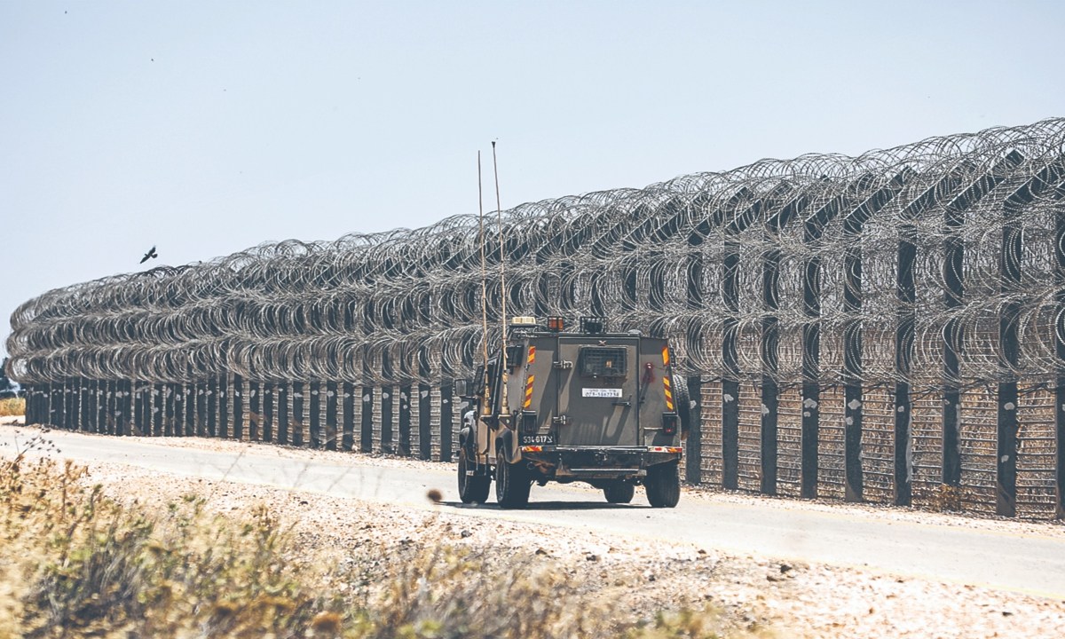 Un vehículo militar israelí patrullaba ayer a lo largo de la frontera con Siria