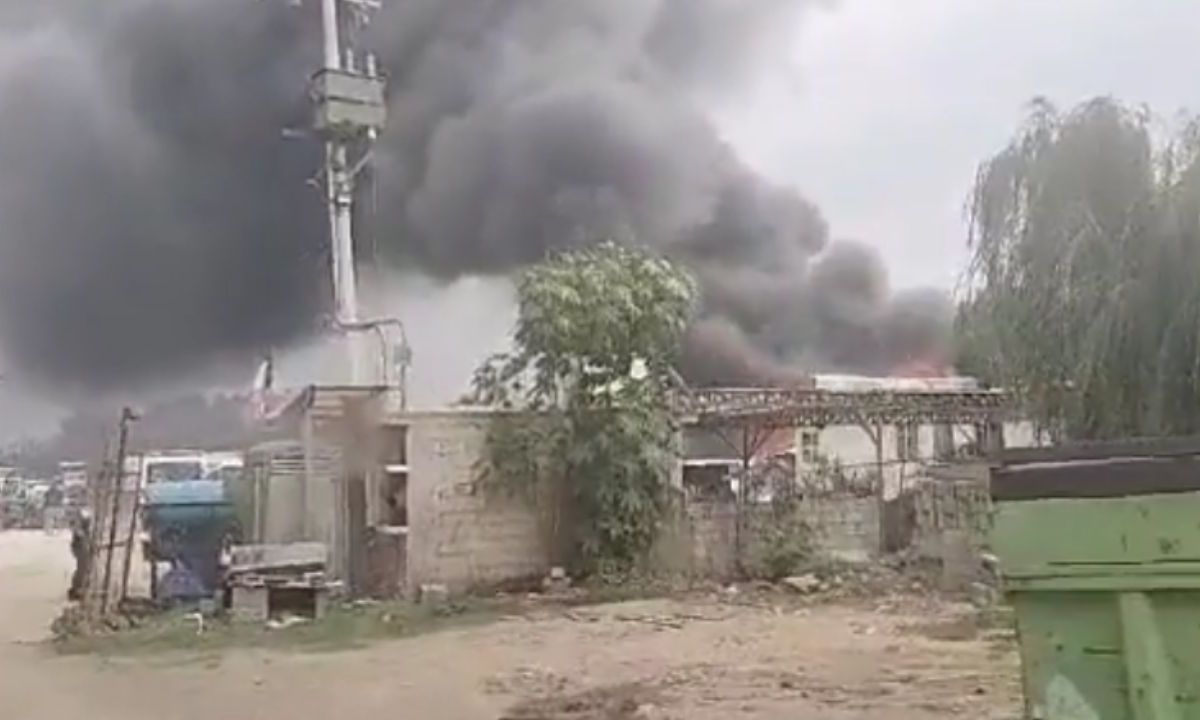 Las llamas se apoderaron de una fábrica en Tultitlán, Estado de México.