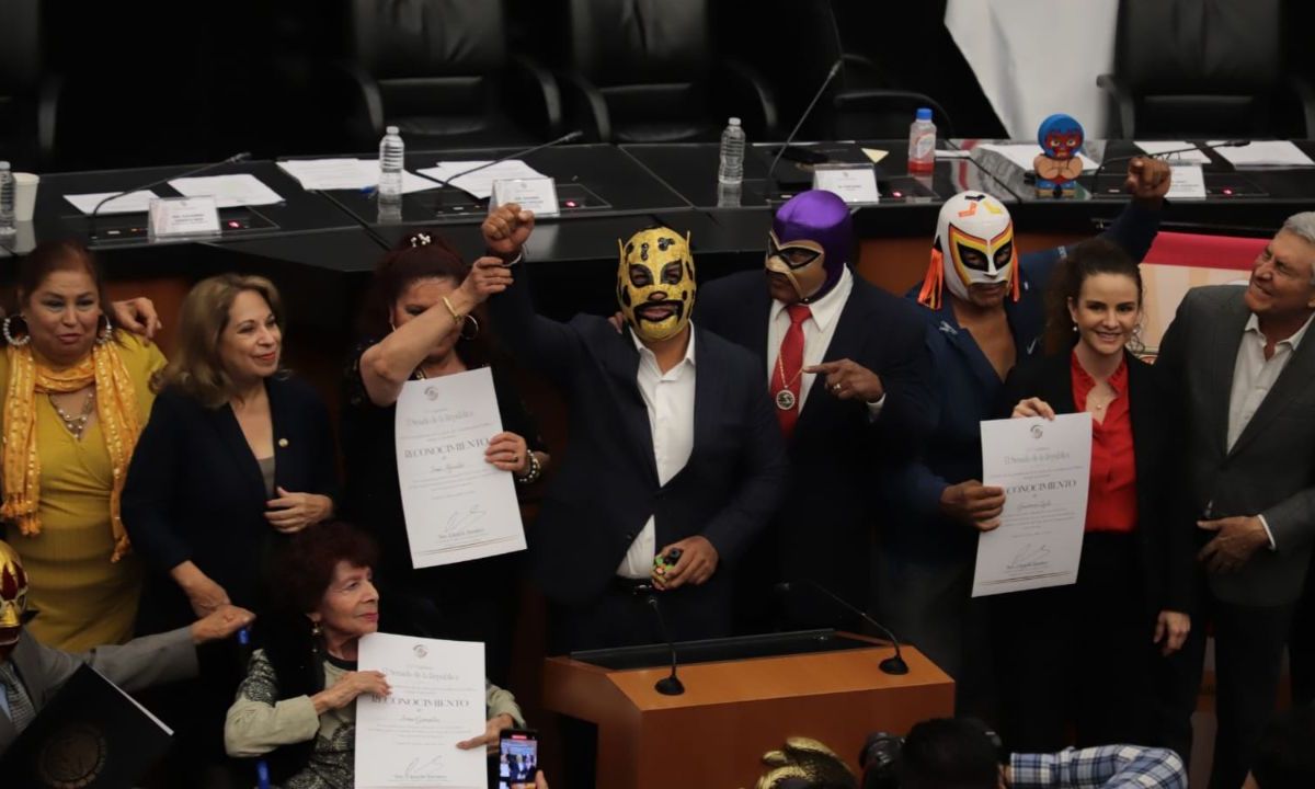Foto: Valeria Chaparro | Premia Senado a Luchadores mexicanos