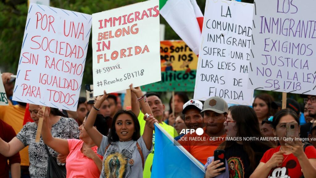Foto: AFP | Cientos de migrantes se congregaron en Florida para manifestarse contra una nueva ley antimigrante en el estado.