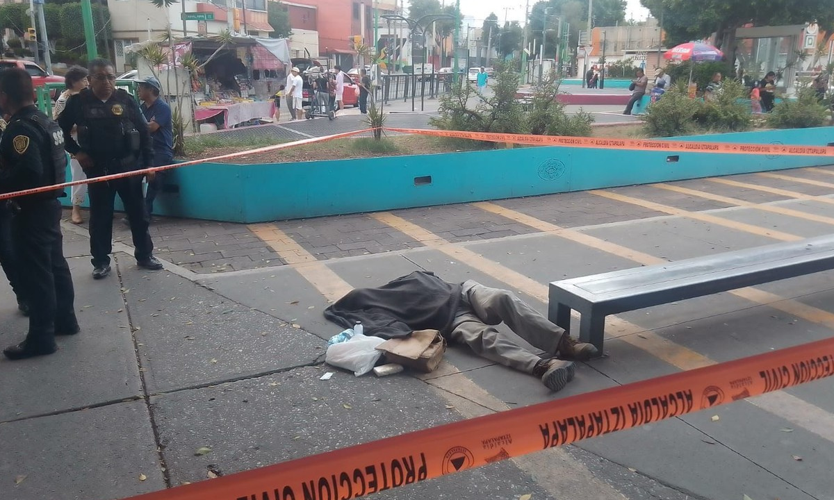 Foto: Especial | Un adulto mayor cayó desvanecido a las afueras de Metro Iztapalapa y provocó la movilización de los cuerpos de emergencia.