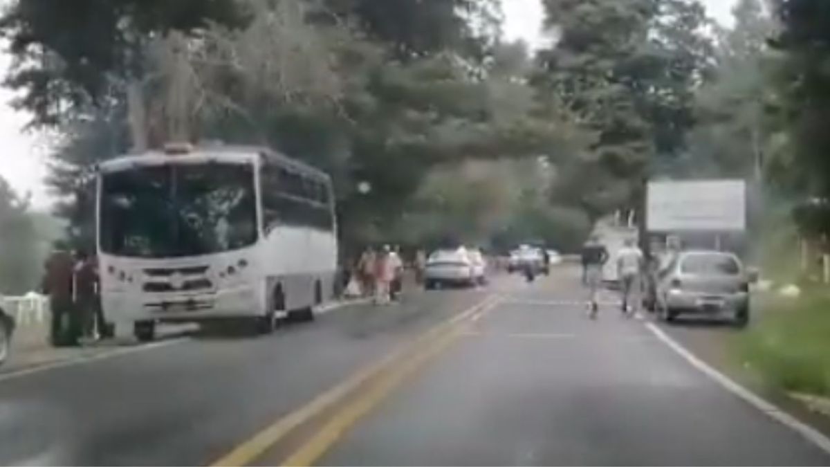 Un autobús y dos motociclistas involucrados en un accidente en la carretera México-Cuernavaca.