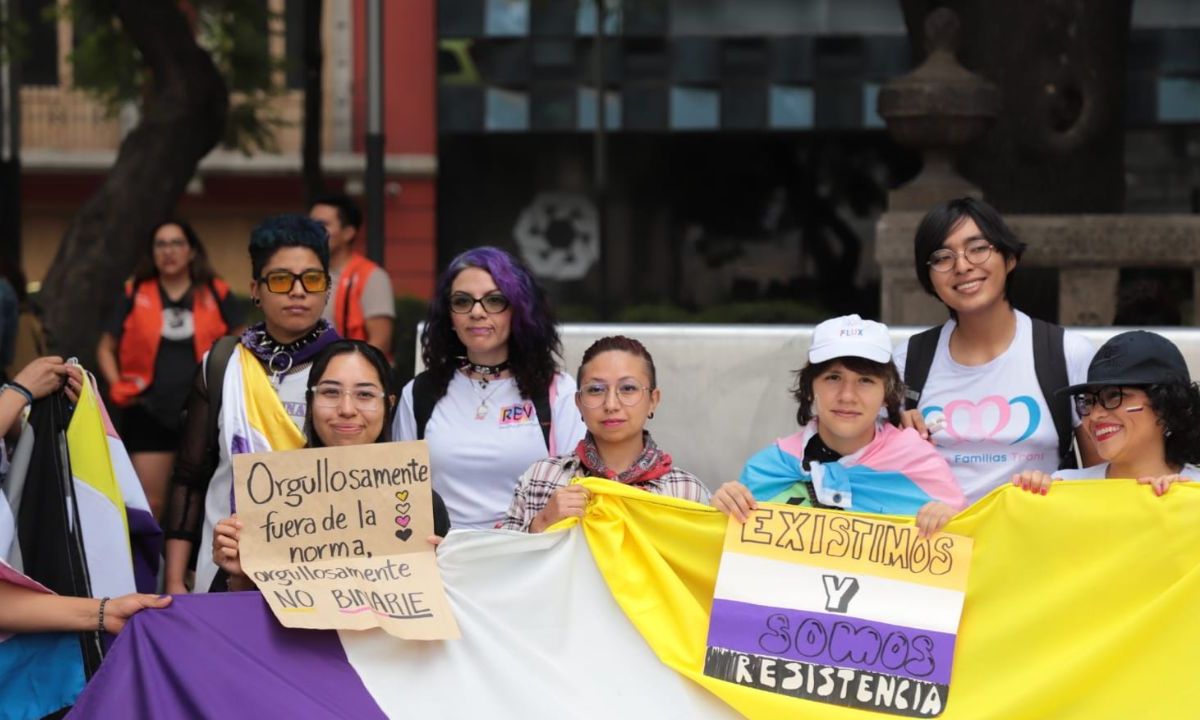 Personas pertenecientes a la comunidad No binaria alistan la primera marcha rumbo al Zócalo
