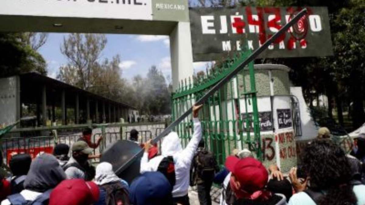 Los padres de los 43 Normalistas de Ayotzinapa acusaron que el Ejército es el principal obstáculo para dar con la verdad sobre la desaparición de sus hijos.