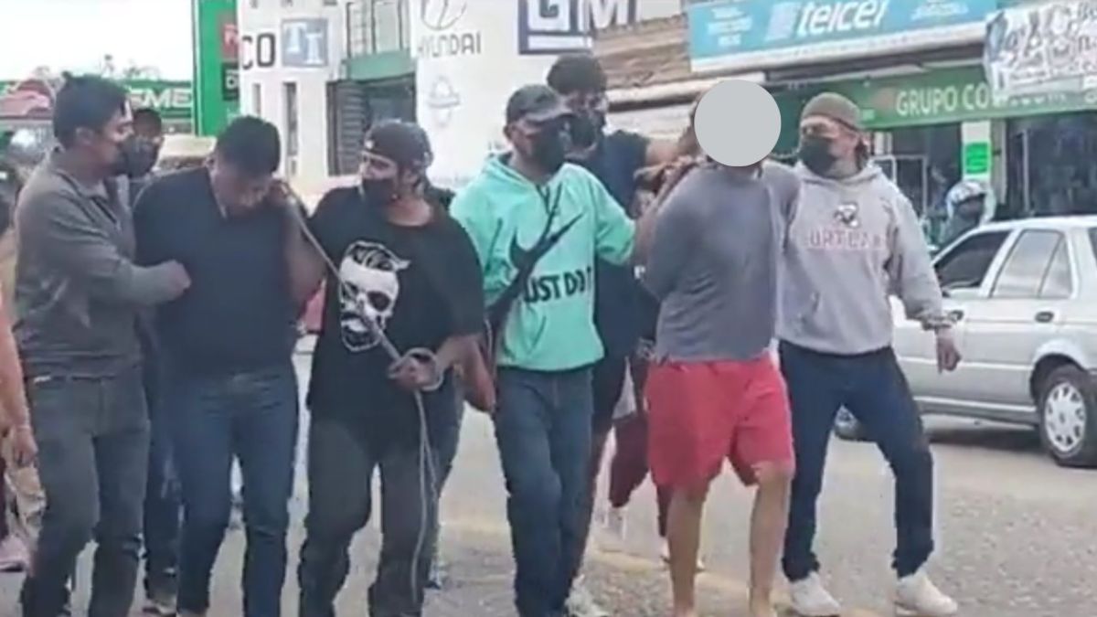 Vecinos linchan a presuntos ladrones en Oaxaca; se habrían robado una motocicleta