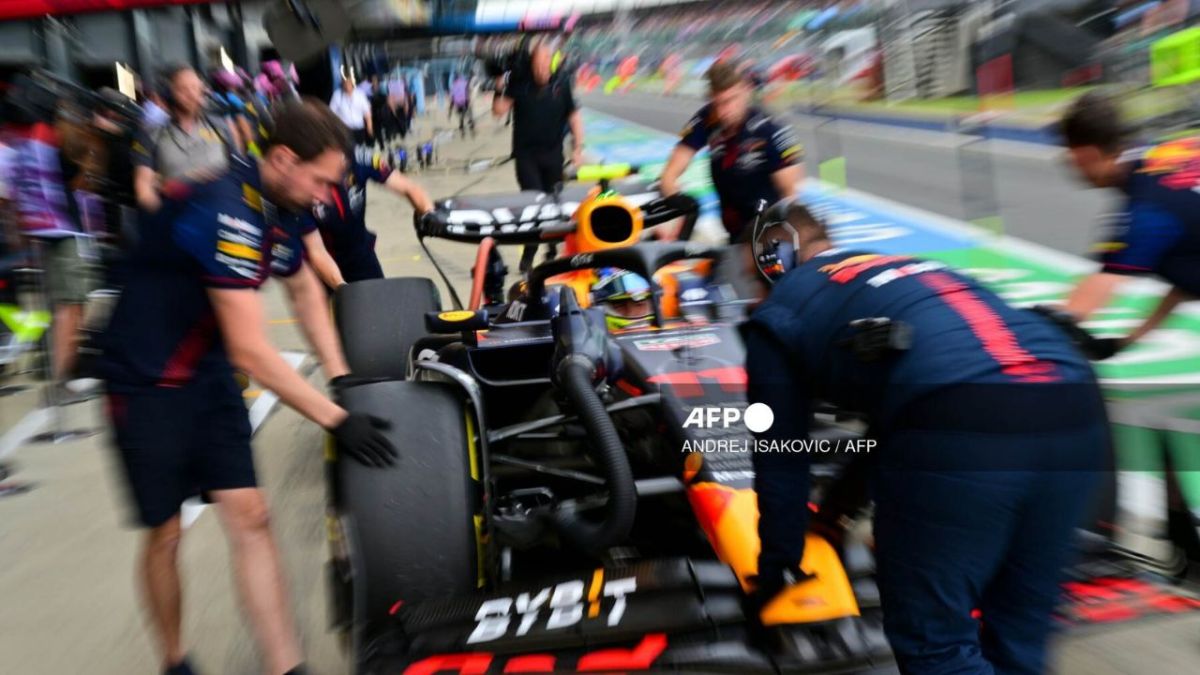 Foto:AFP|¡Oh no! Checo Pérez sufre accidente en la P1 de Gran Premio de Hungría
