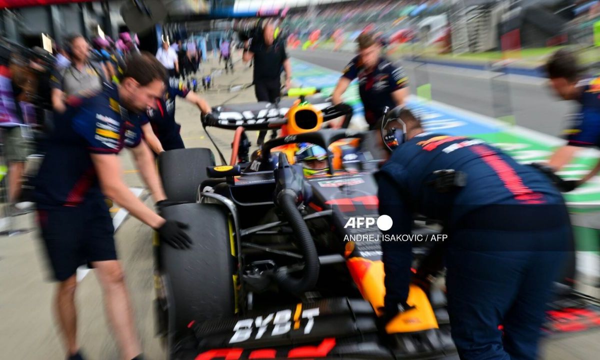 Foto:AFP|¡Oh no! Checo Pérez sufre accidente en la P1 de Gran Premio de Hungría