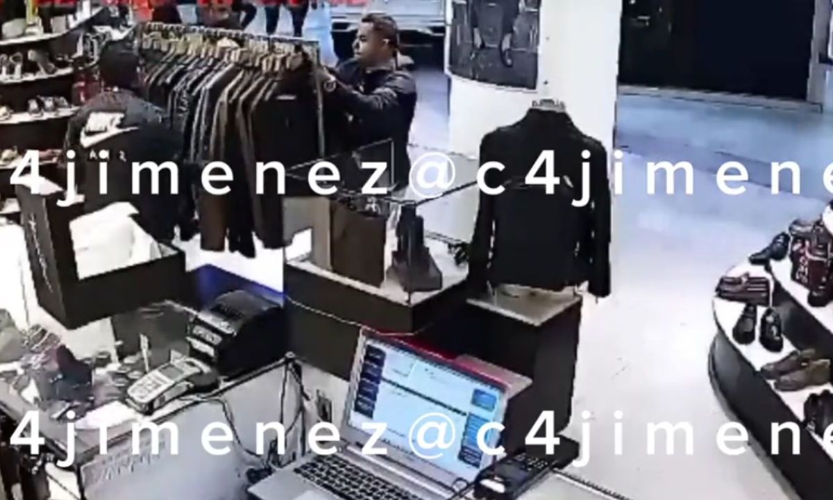 Sujetos roban seis chamarras de un boutique en Plaza Universidad.