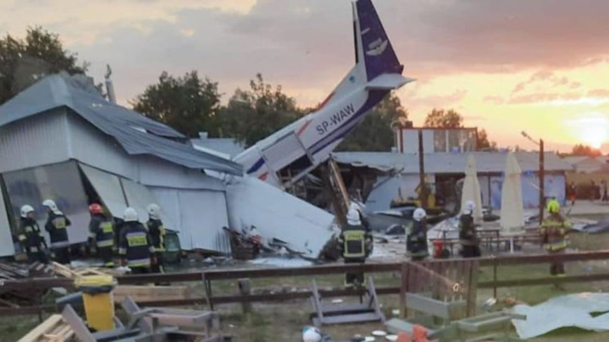Cinco muertos en Polonia tras caída de un avión sobre un hangar