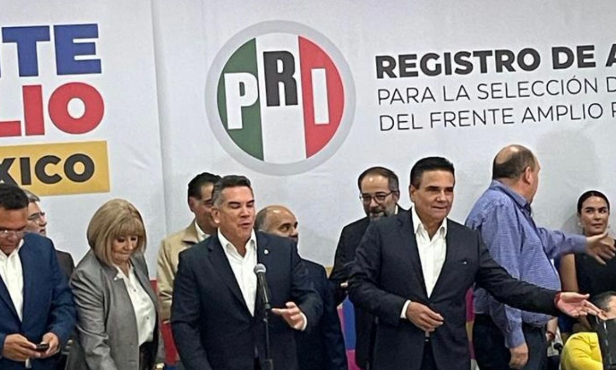 Silvano Aureoles, entregó la constancia el registro para competir por ser la persona responsable de construir el Frente Amplio por México