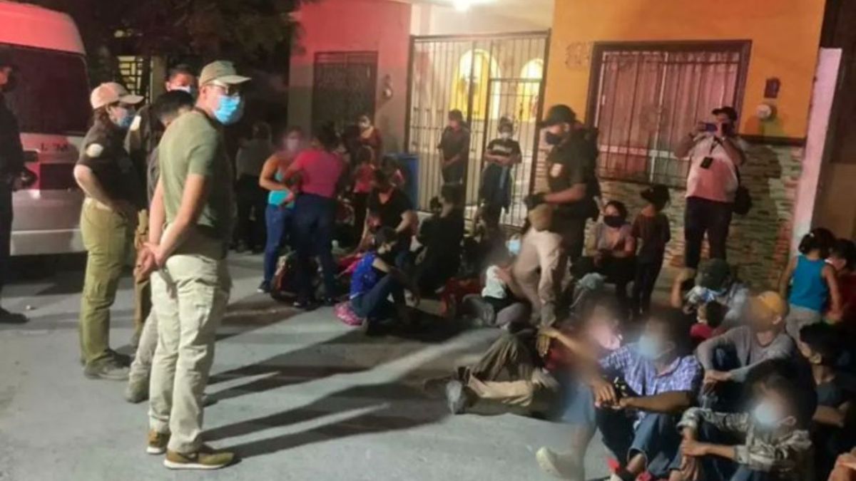 Rescatan a 116 migrantes en un autobús en Sonora; tenía capacidad para 42 personas.
