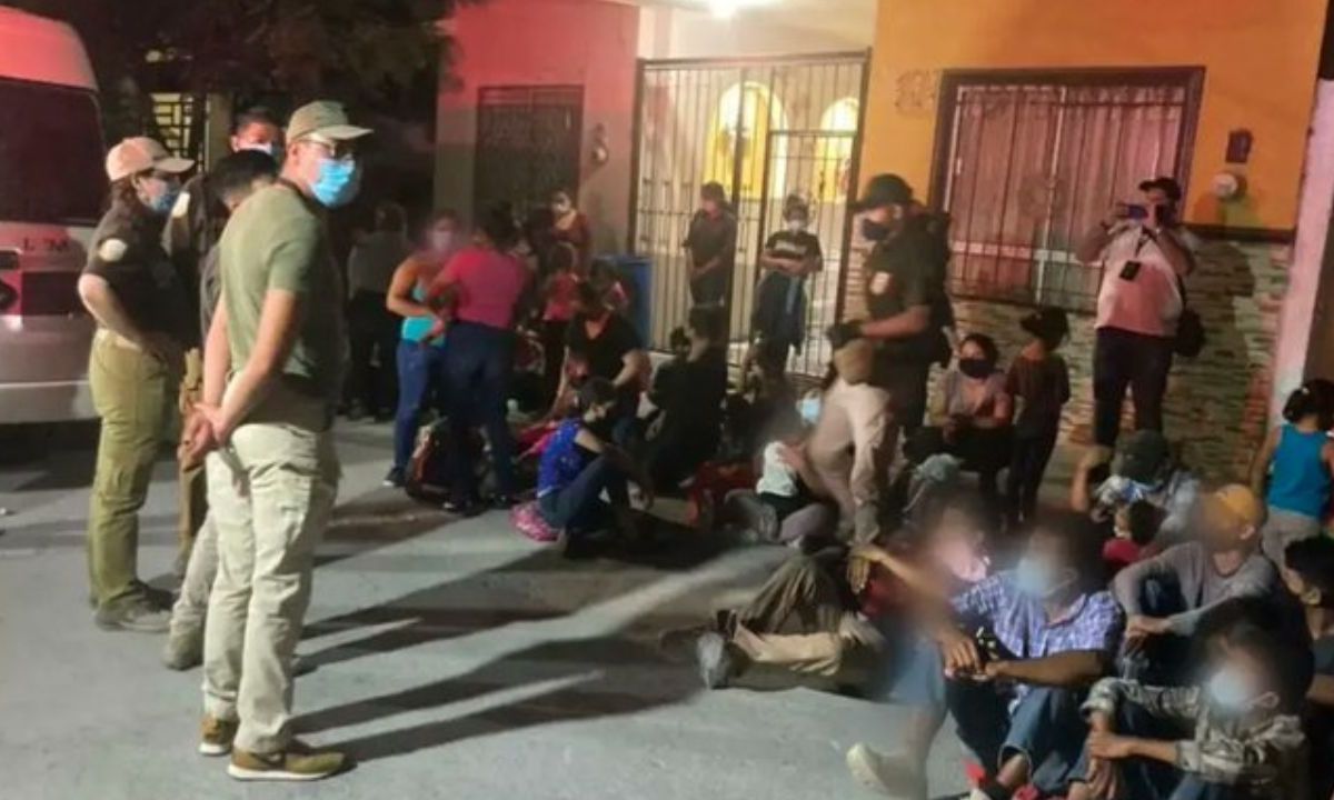 Rescatan a 116 migrantes en un autobús en Sonora; tenía capacidad para 42 personas.