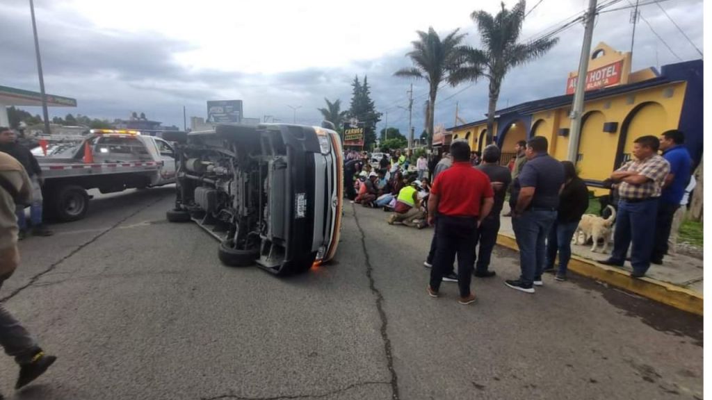 Foto: Quadratín | Volcadura de unidad de transporte público deja 10 heridos en Acuitlapilco