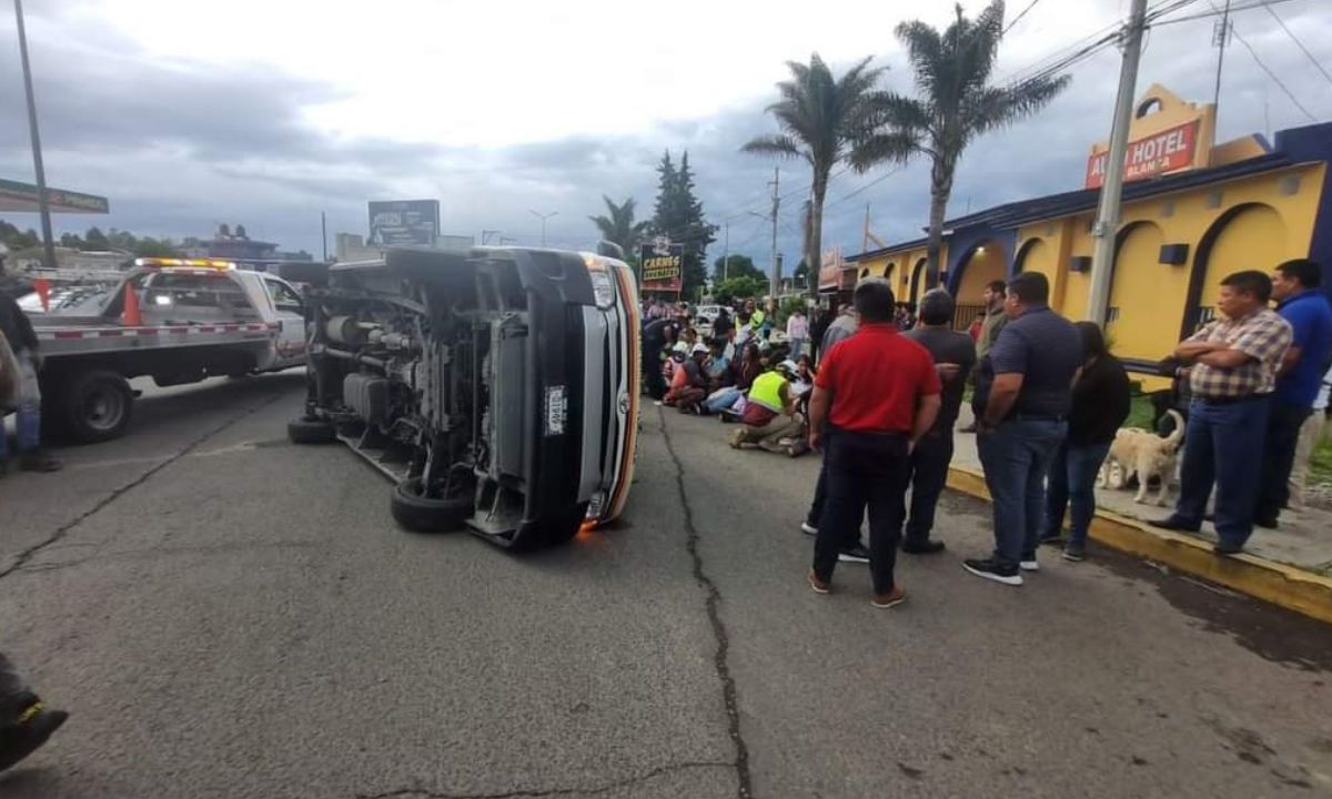 Foto: Quadratín | Volcadura de unidad de transporte público deja 10 heridos en Acuitlapilco