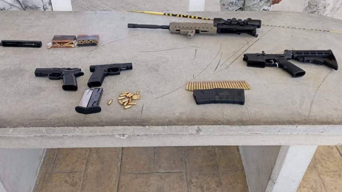 Elementos de la Guardia Nacional y personal de aduanas detuvieron a una persona que pretendía cruzar a México con piezas de armamento