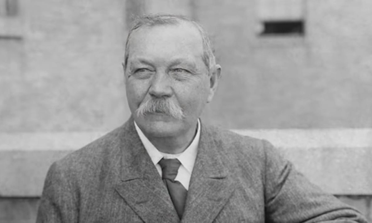 Arthur Conan Doyle es el creador del famoso personaje de ficción Sherlock Holmes