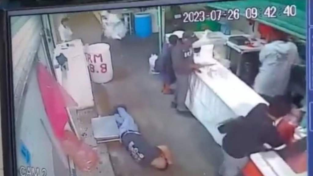 El asesinato de un hombre en una carnicería de La Merced, en la alcaldía Venustiano Carranza, fue captado a través de una cámara de seguridad