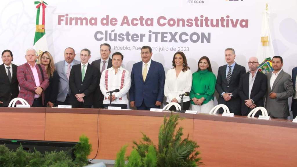 El gobernador de Puebla, Sergio Salomón, firmó el acta constitutiva para la creación del Clúster de la Industria Textil y de la Confección “iTexcon”