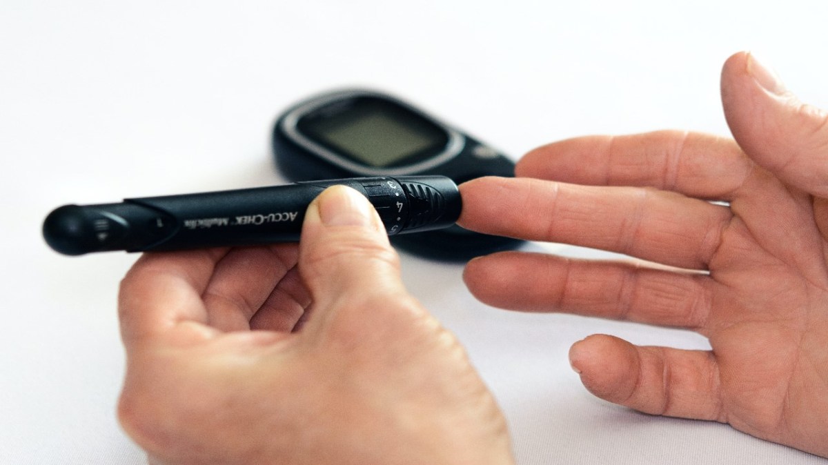 imagen de un glucómetro que utilizan las personas con diabetes
