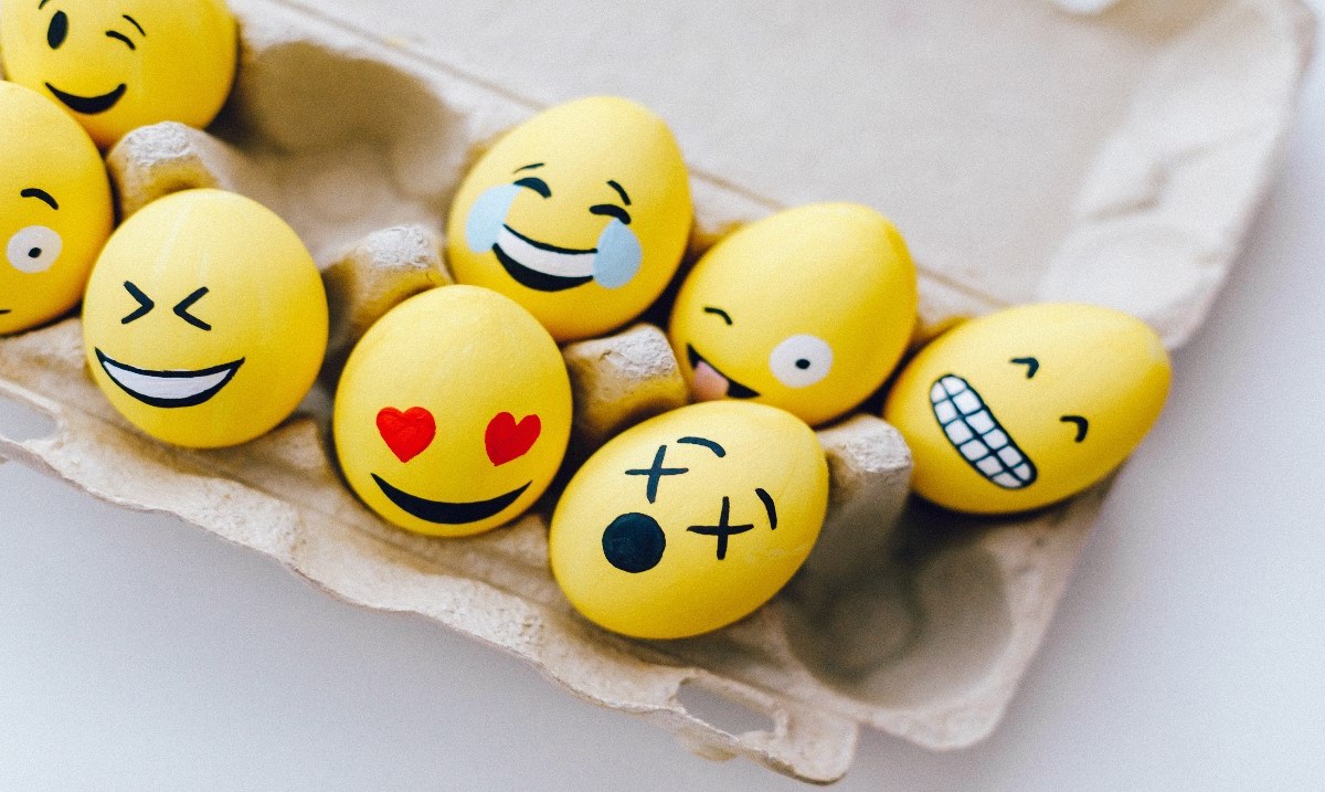 Varios huevos pintados como emoji