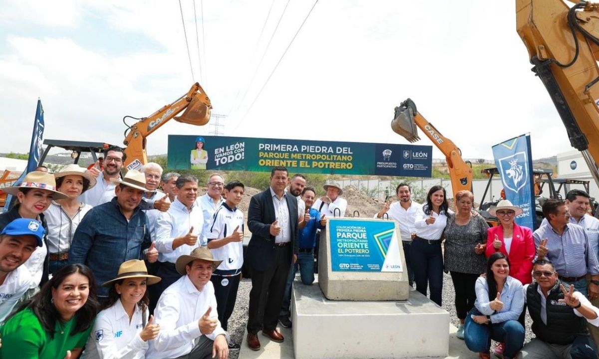 Diego Sinhue Rodríguez, gobernador de Guanajuato colocó la primera piedra de lo que será el Parque Metropolitano Oriente El Potrero.