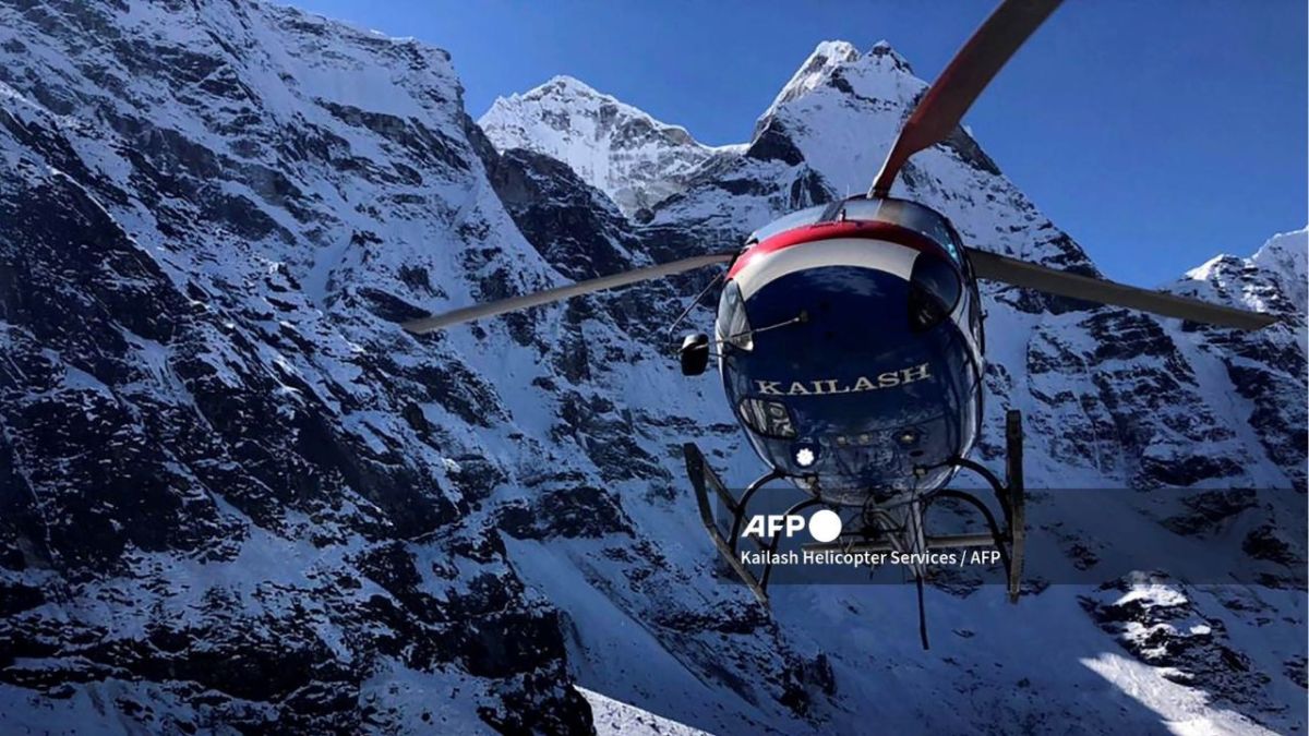 AFP | Mueren cinco mexicanos en choque de helicóptero en Nepal.