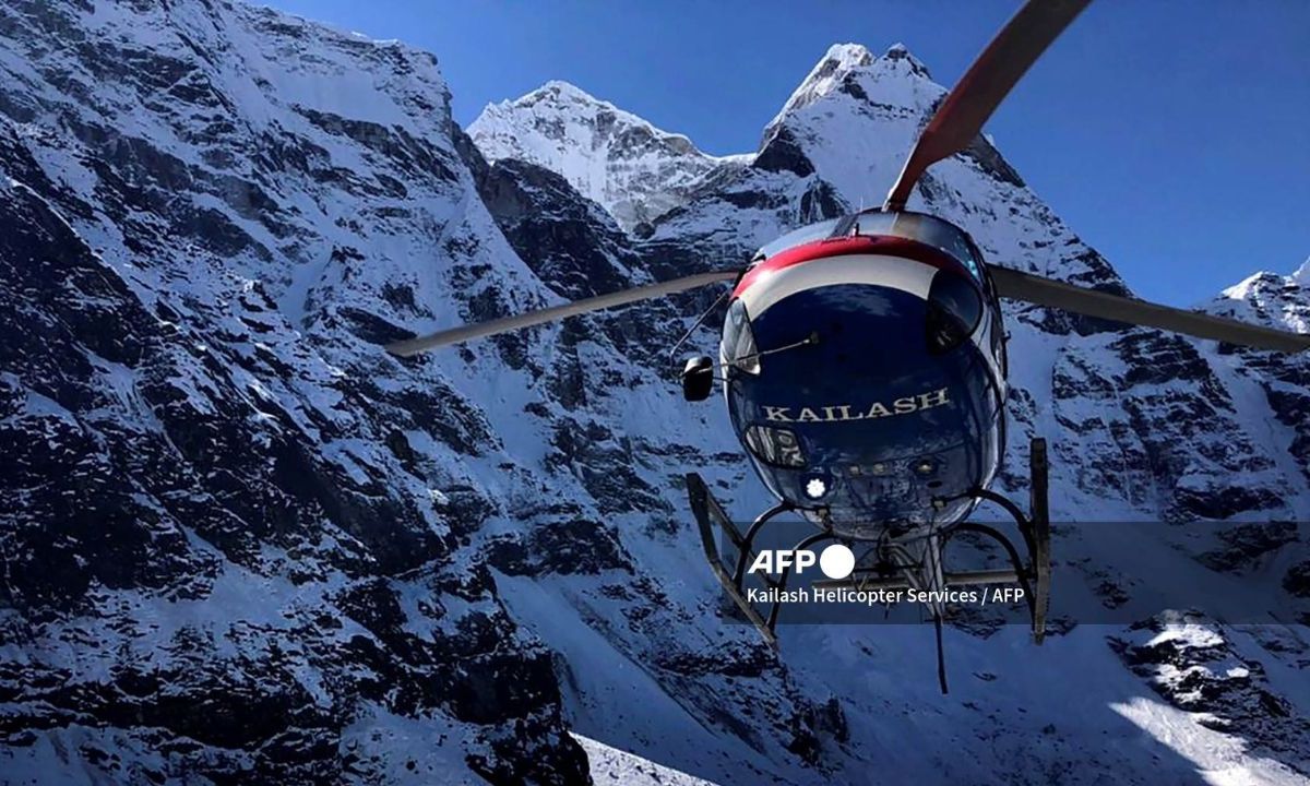 AFP | Mueren cinco mexicanos en choque de helicóptero en Nepal.