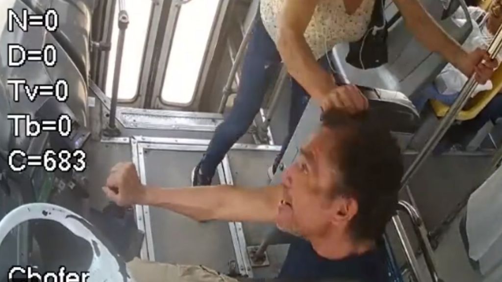 Foto:Captura de pantalla|VIDEO: Mujer golpea a chofer por no bajarla en la parada