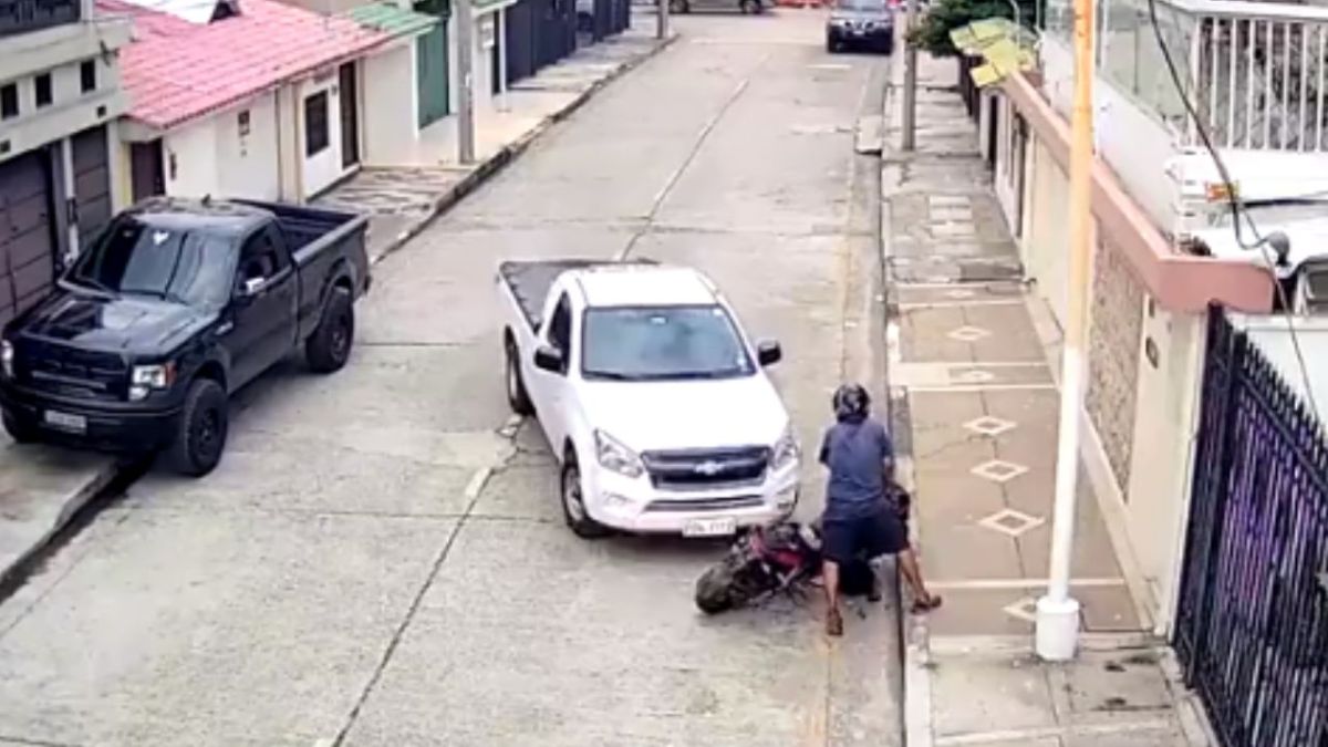Foto:Captura de pantalla|VIDEO: Conductor atropella a ladrón 3 veces para impedir robo