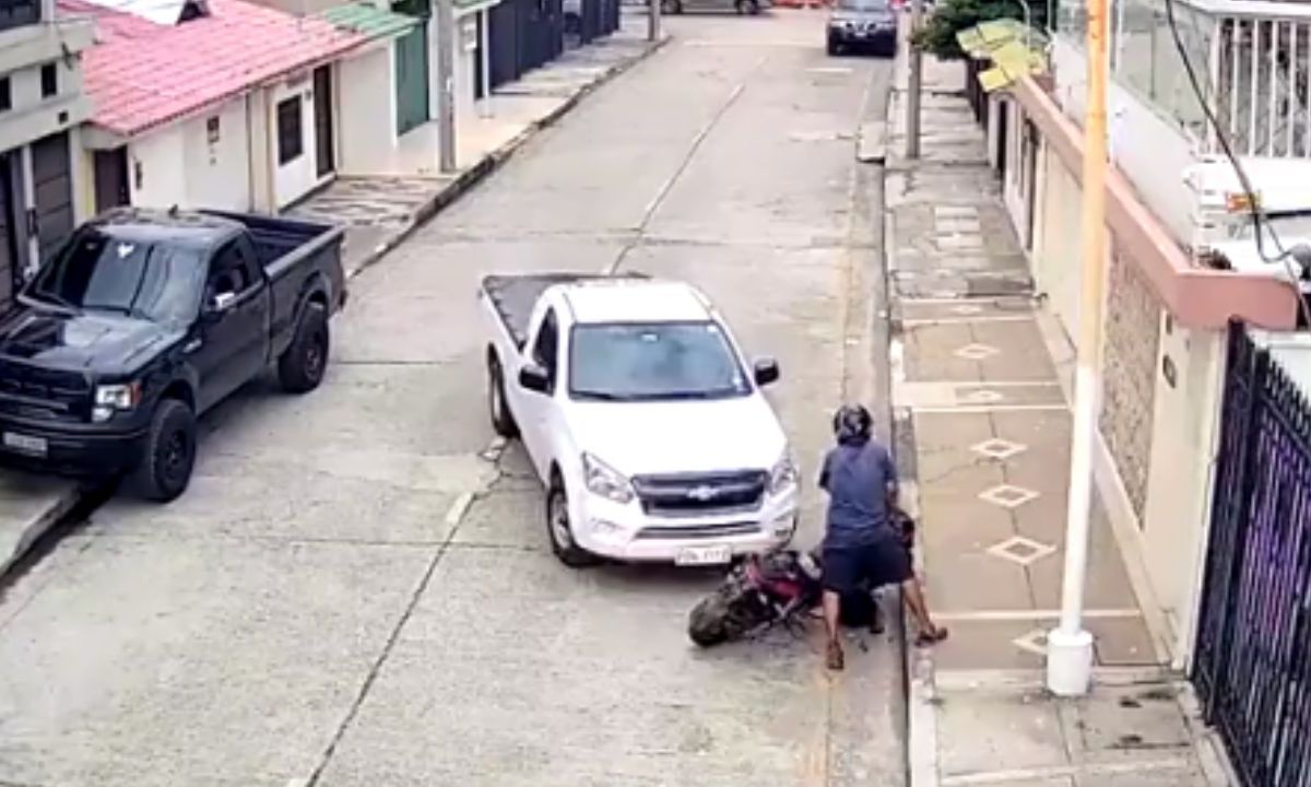 Foto:Captura de pantalla|VIDEO: Conductor atropella a ladrón 3 veces para impedir robo