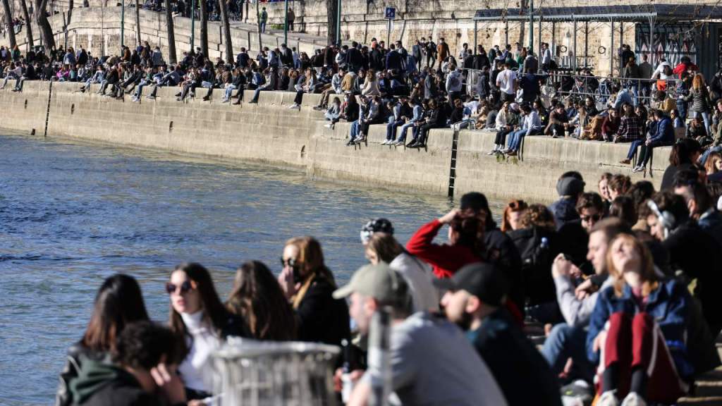 Los 'bouquinistes' de París, libreros al aire libre a orillas del río Sena, se niegan a trasladarse por motivos de seguridad durante la ceremonia de apertura de los Juegos Olímpicos