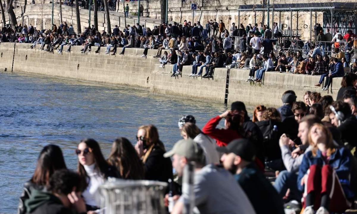 Los 'bouquinistes' de París, libreros al aire libre a orillas del río Sena, se niegan a trasladarse por motivos de seguridad durante la ceremonia de apertura de los Juegos Olímpicos