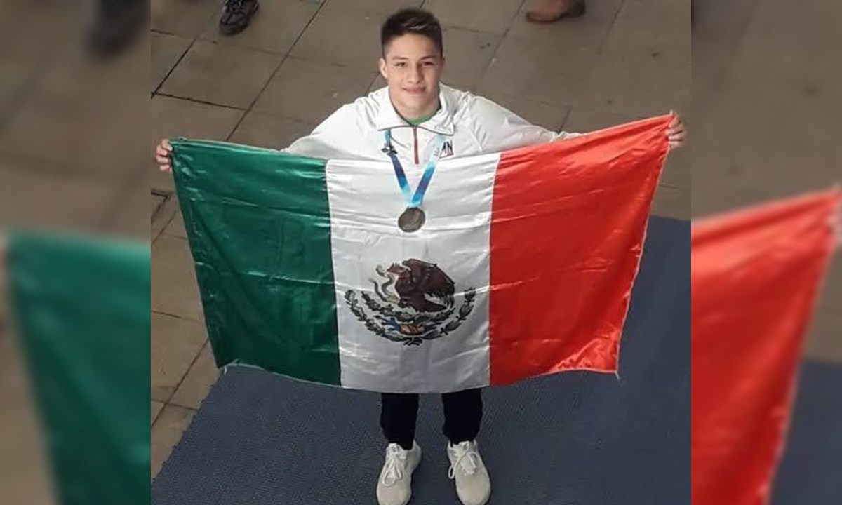 Foto: Twitter @COM_Mexico | Osmar Olvera logra plata en Mundial de natación.