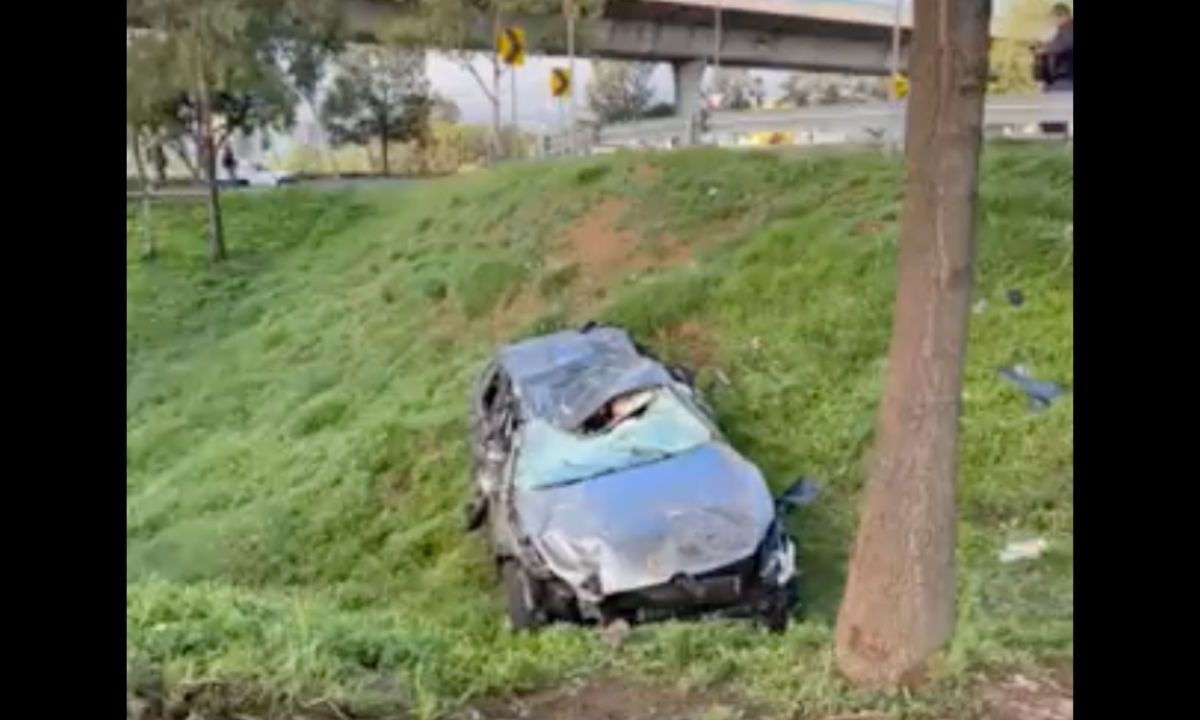 Muere un conductor tras volcadura de auto en Periférico e Insurgentes Sur
