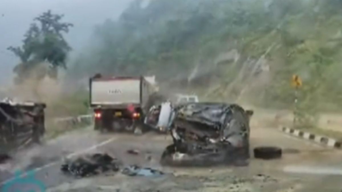 Foto:Captura de pantalla|VIDEO: Mueren 2 personas al ser aplastadas por rocas en la carretera