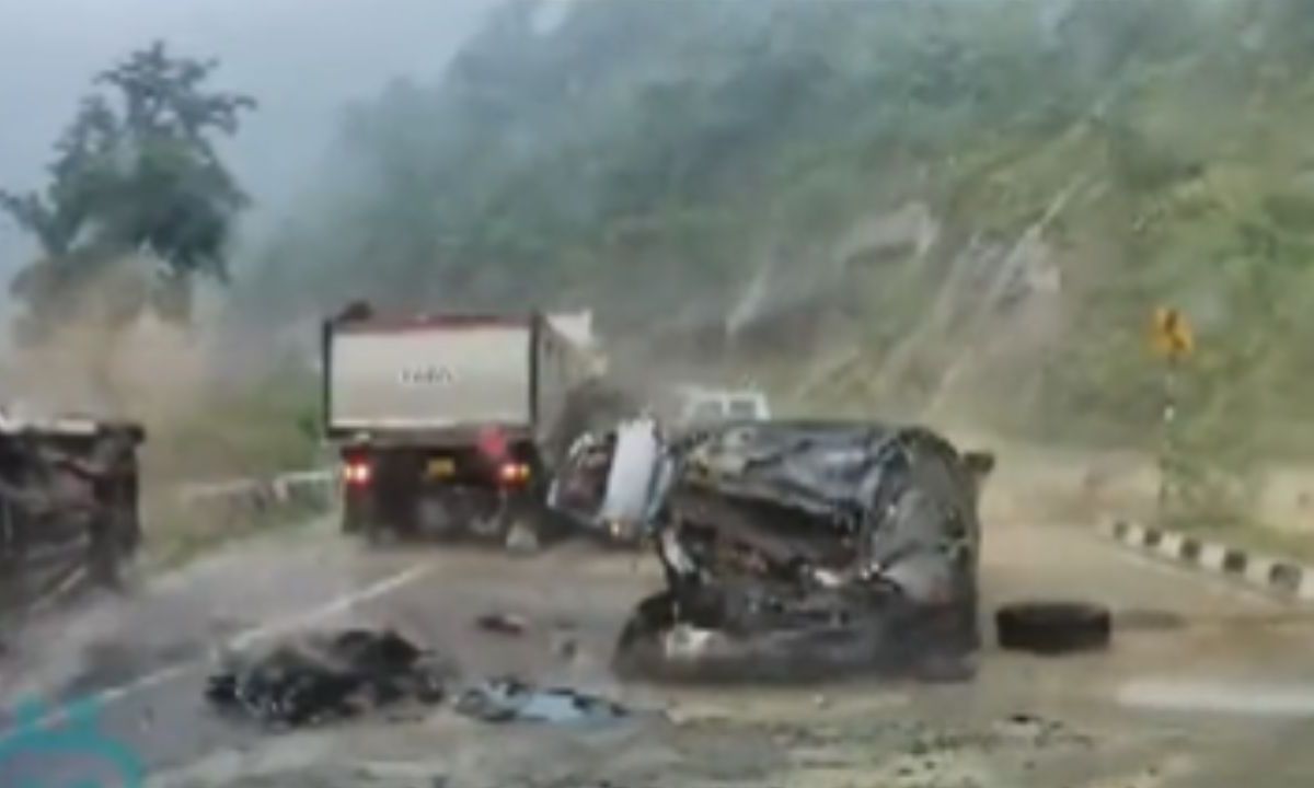 Foto:Captura de pantalla|VIDEO: Mueren 2 personas al ser aplastadas por rocas en la carretera