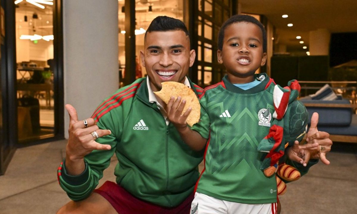 Foto: @miseleccionmxEN | Jugadores del Tri regalan quesadillas al niño viral que desea ser mexicano.